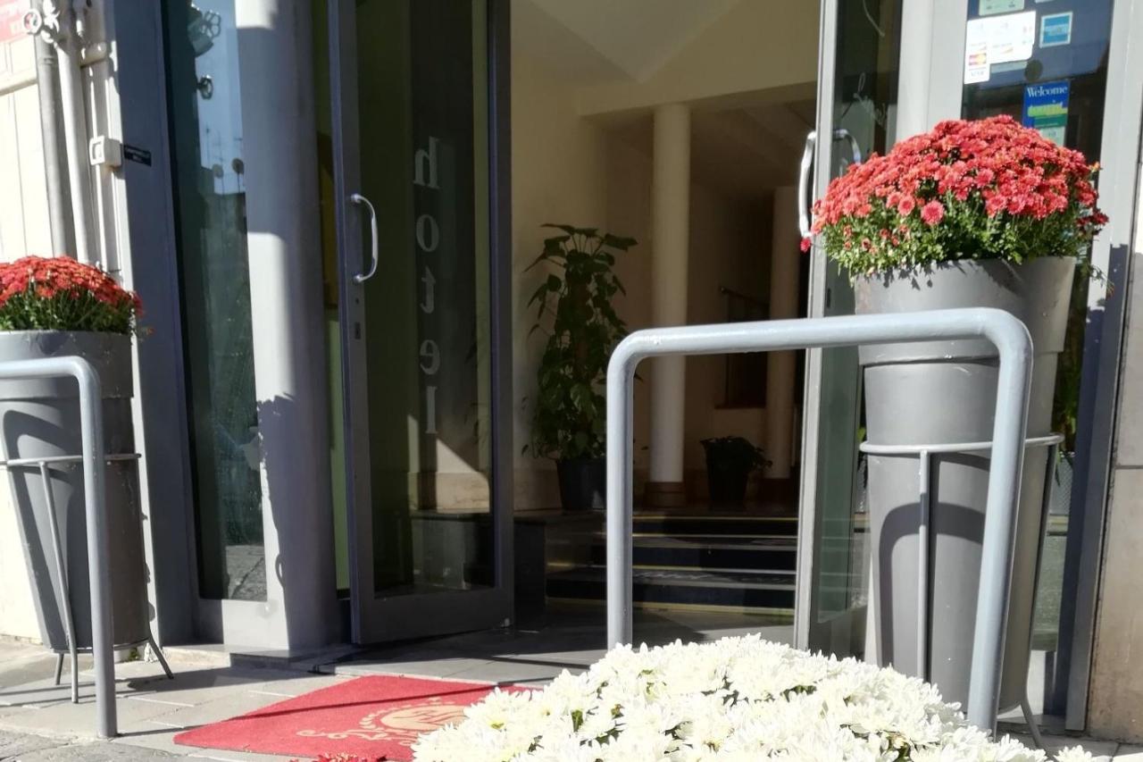 Hotel Leopardi Napels Buitenkant foto
