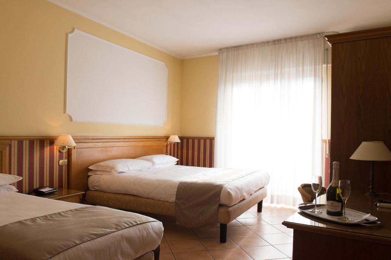 Hotel Leopardi Napels Buitenkant foto