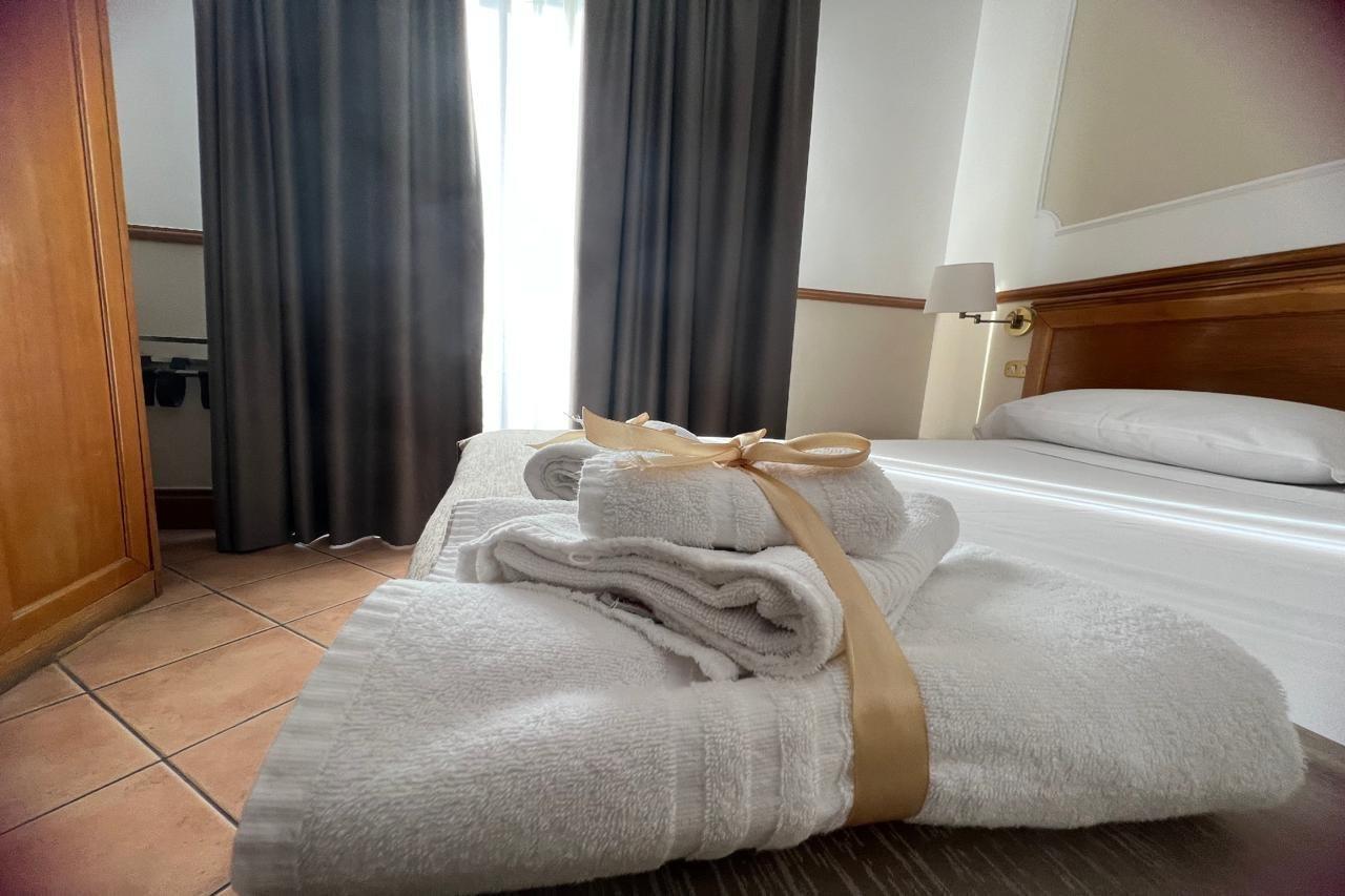 Hotel Leopardi Napels Buitenkant foto