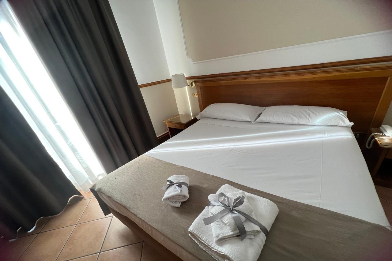 Hotel Leopardi Napels Buitenkant foto