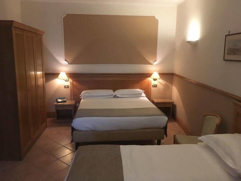 Hotel Leopardi Napels Buitenkant foto